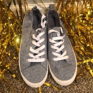 Casual tennis shoe style